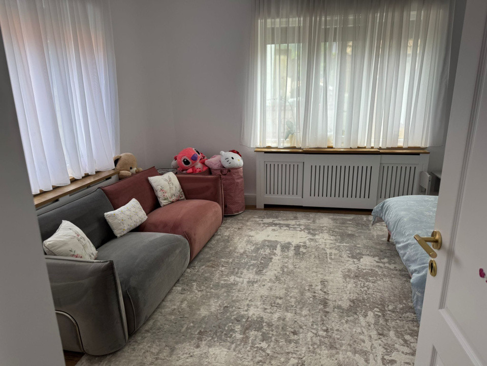 Casa cu trei camere complet renovata cu garaj in centrul istoric