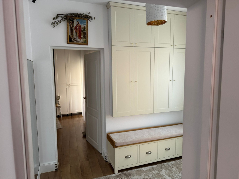 Casa cu trei camere complet renovata cu garaj in centrul istoric