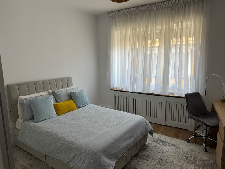 Casa cu trei camere complet renovata cu garaj in centrul istoric