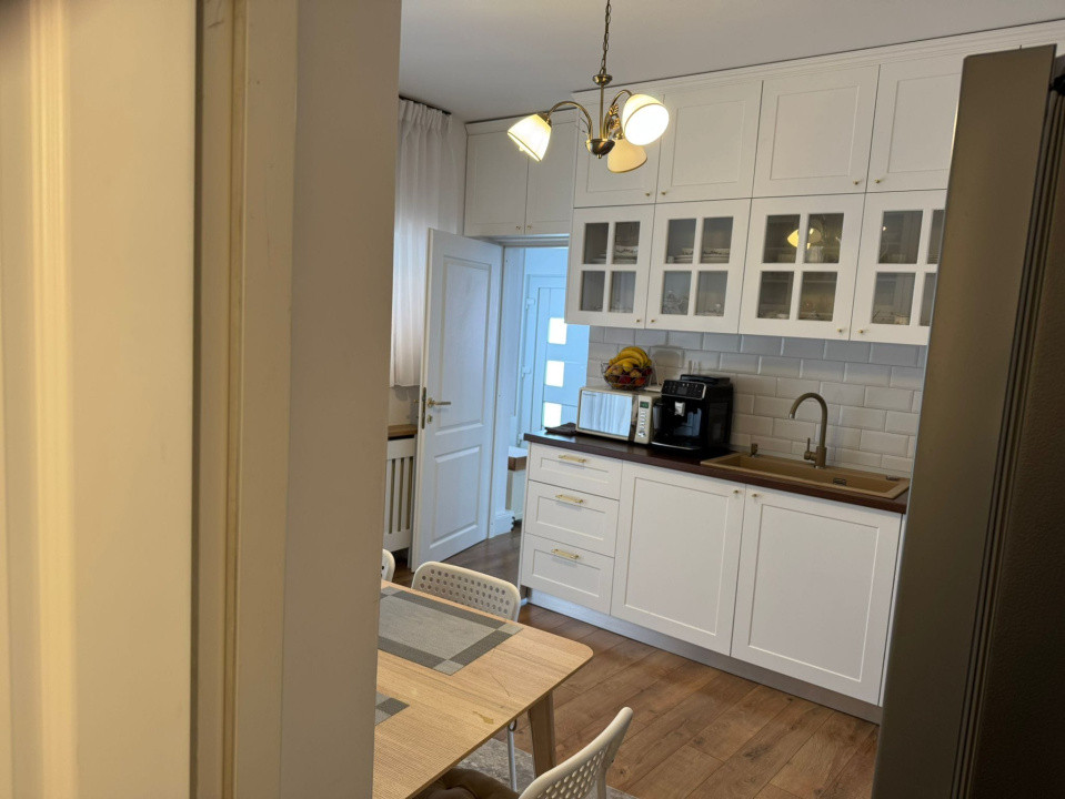 Casa cu trei camere complet renovata cu garaj in centrul istoric