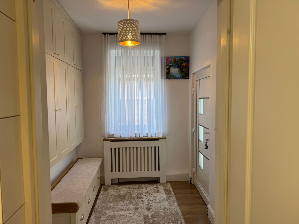 Casa cu trei camere complet renovata cu garaj in centrul istoric