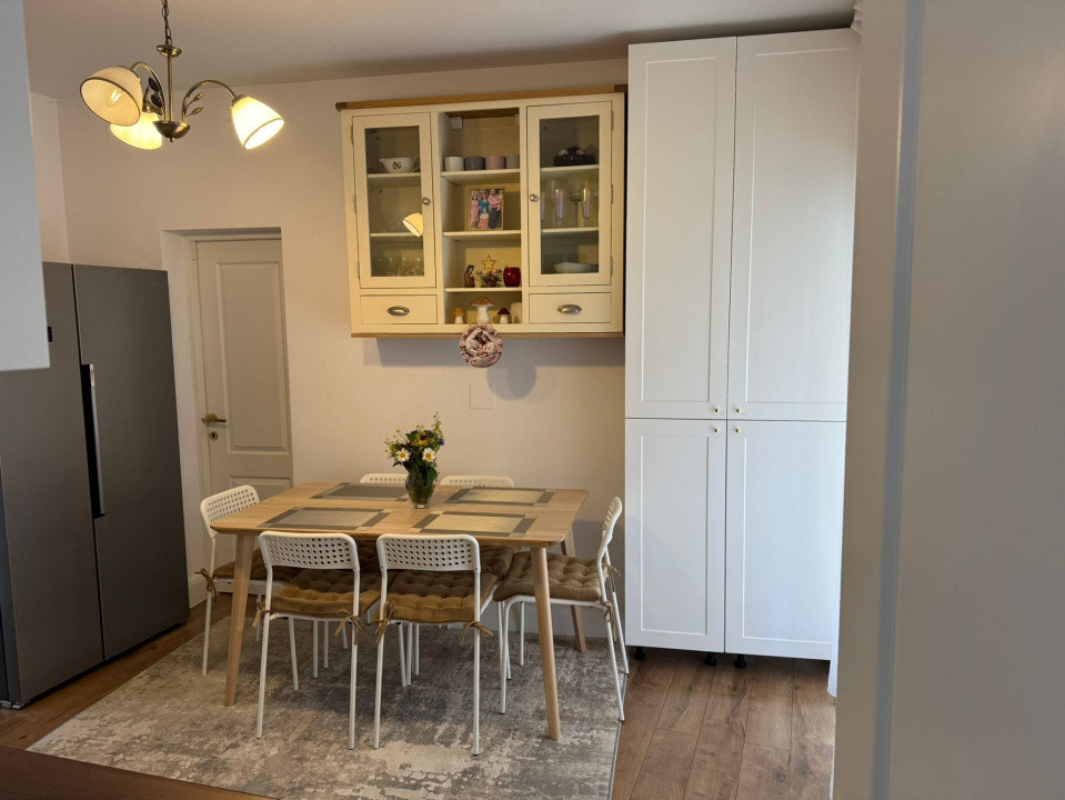 Casa cu trei camere complet renovata cu garaj in centrul istoric