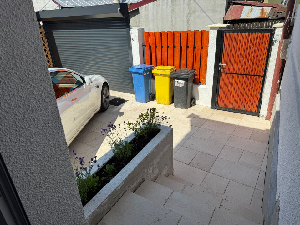 Casa cu trei camere complet renovata cu garaj in centrul istoric