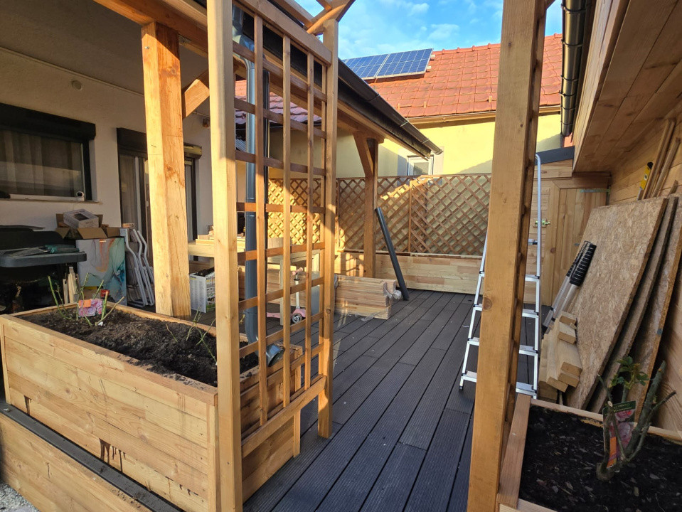 Casa cu trei camere complet renovata cu garaj in centrul istoric