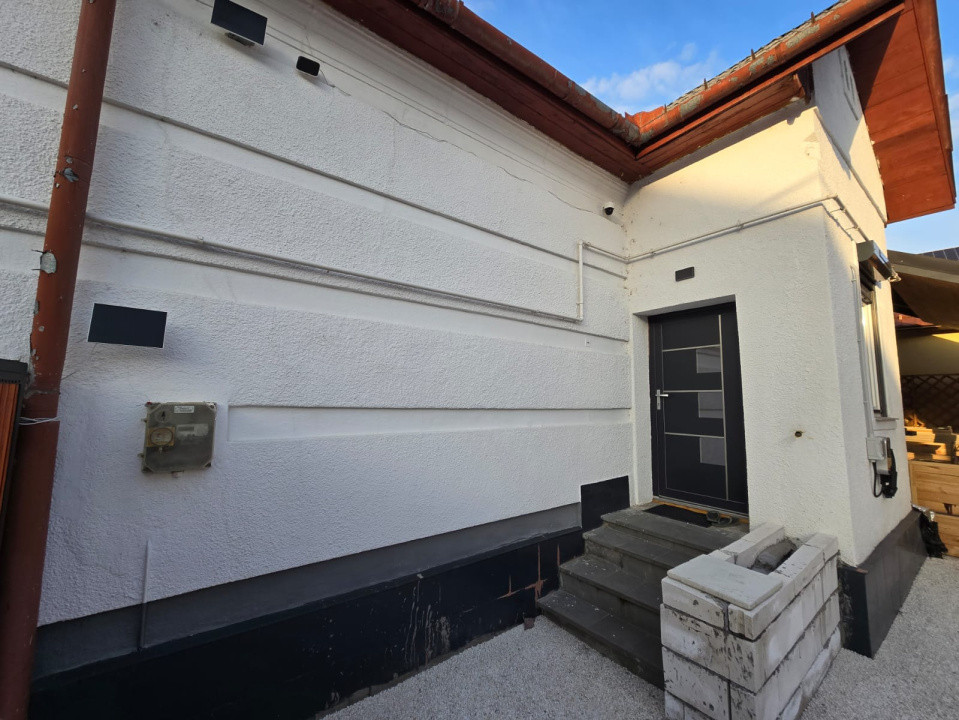 Casa cu trei camere complet renovata cu garaj in centrul istoric
