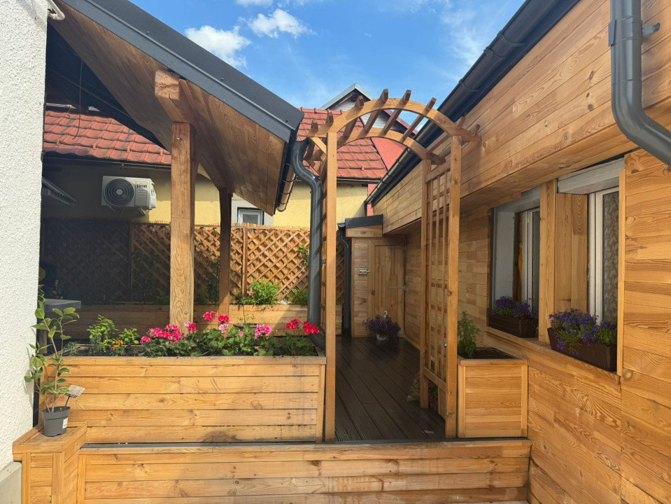 Casa cu trei camere complet renovata cu garaj in centrul istoric