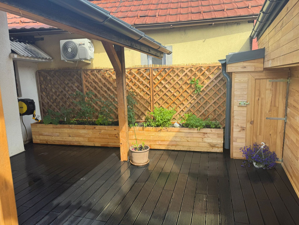 Casa cu trei camere complet renovata cu garaj in centrul istoric