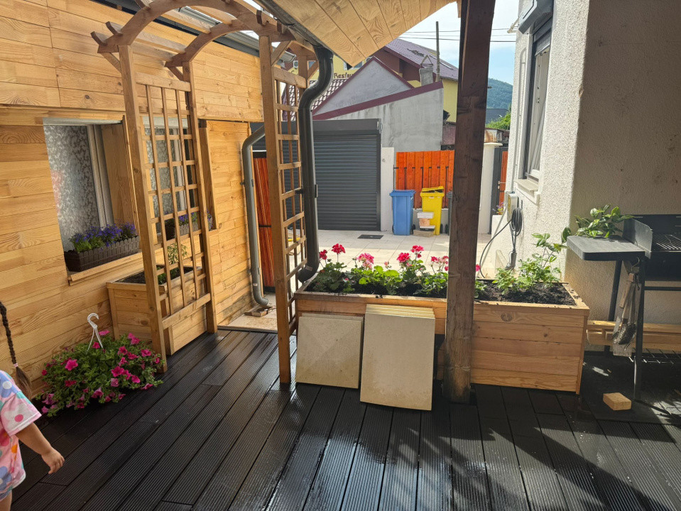 Casa cu trei camere complet renovata cu garaj in centrul istoric