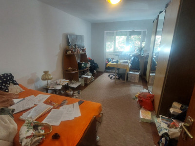 Apartament 3 camere decomandat, etajul 1, Craiovita zona Fortuna