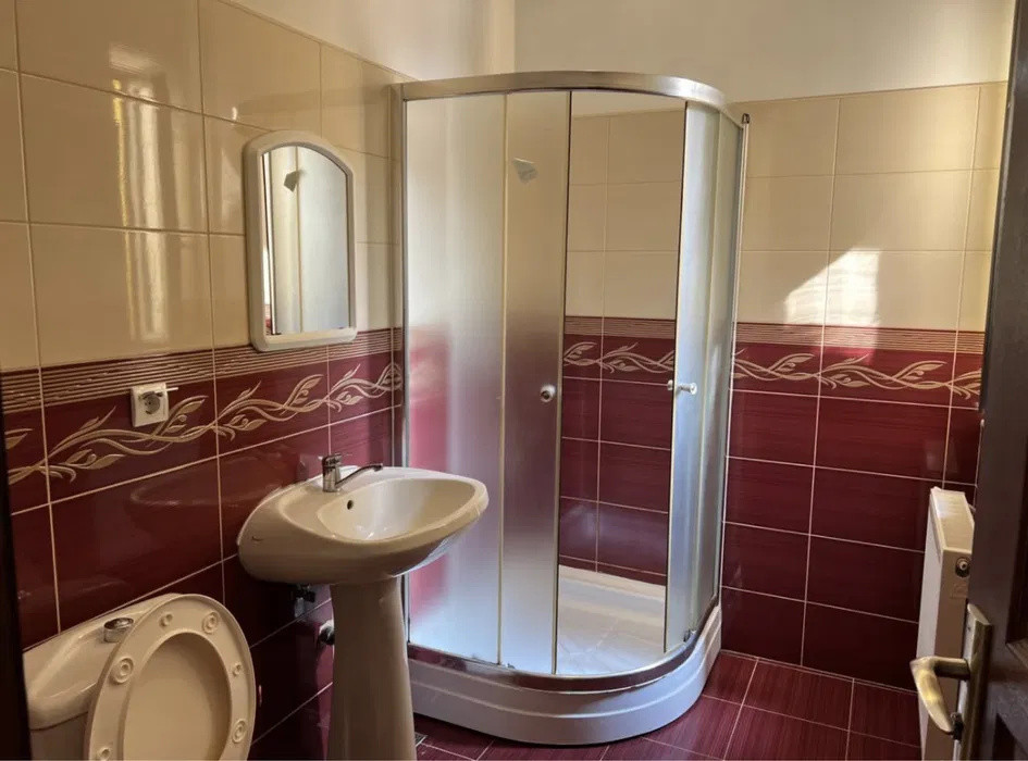 Apartament 3 camere de închiriat – zonă centrală, 70 mp utili + loc de parcare 