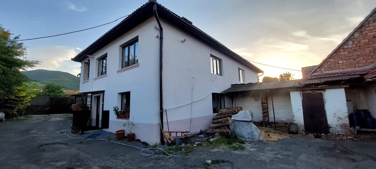 Casa 5 camere uprafata utila 126 mp , teren 684,spre vanzare in Salite