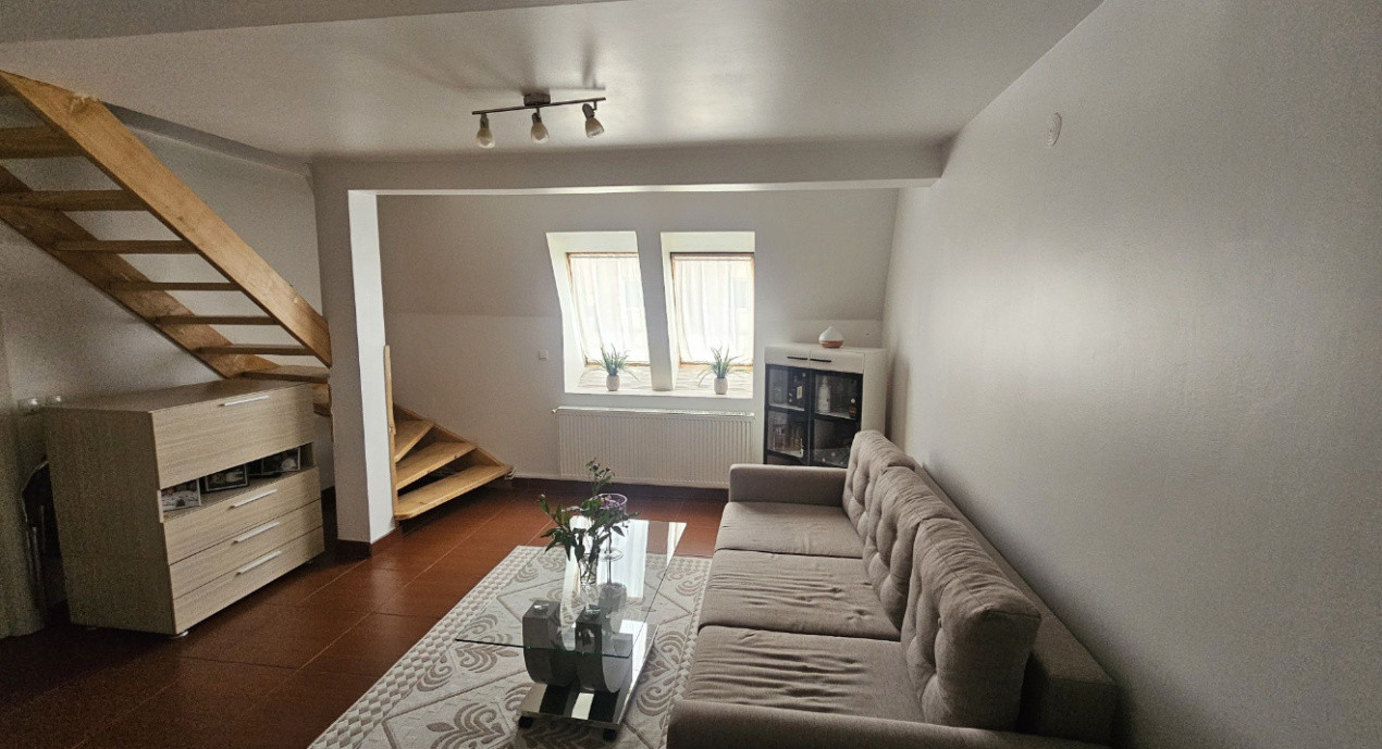 Apartament de vânzare la mansardă, 62mp utili, zona Vasile Aaron