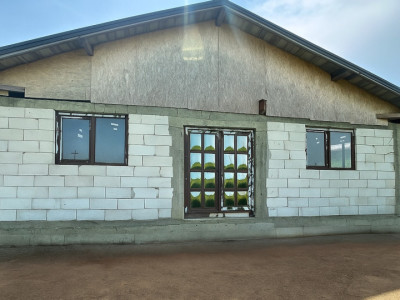 Casa de vânzare, Paco Petrești