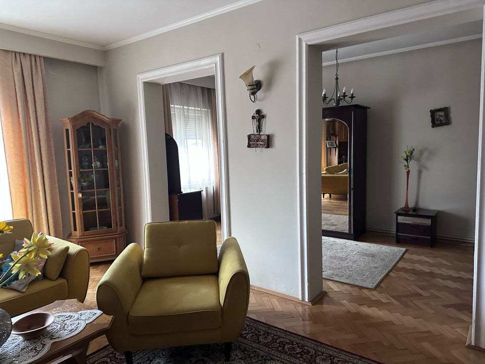 Casa de inchiriat pentru  locuinta sau birouri!