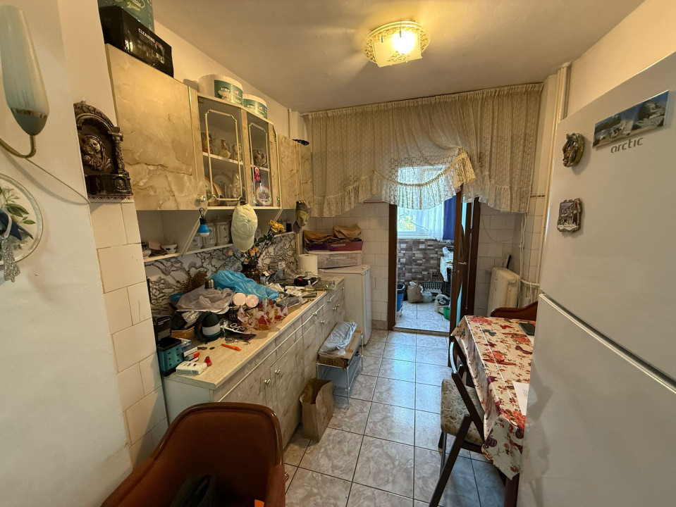 Apartament 3 camere, decomandat, 63mp, Valea Rosie, zona Spitalul Militar.