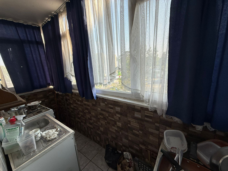 Apartament 3 camere, decomandat, 63mp, Valea Rosie, zona Spitalul Militar.