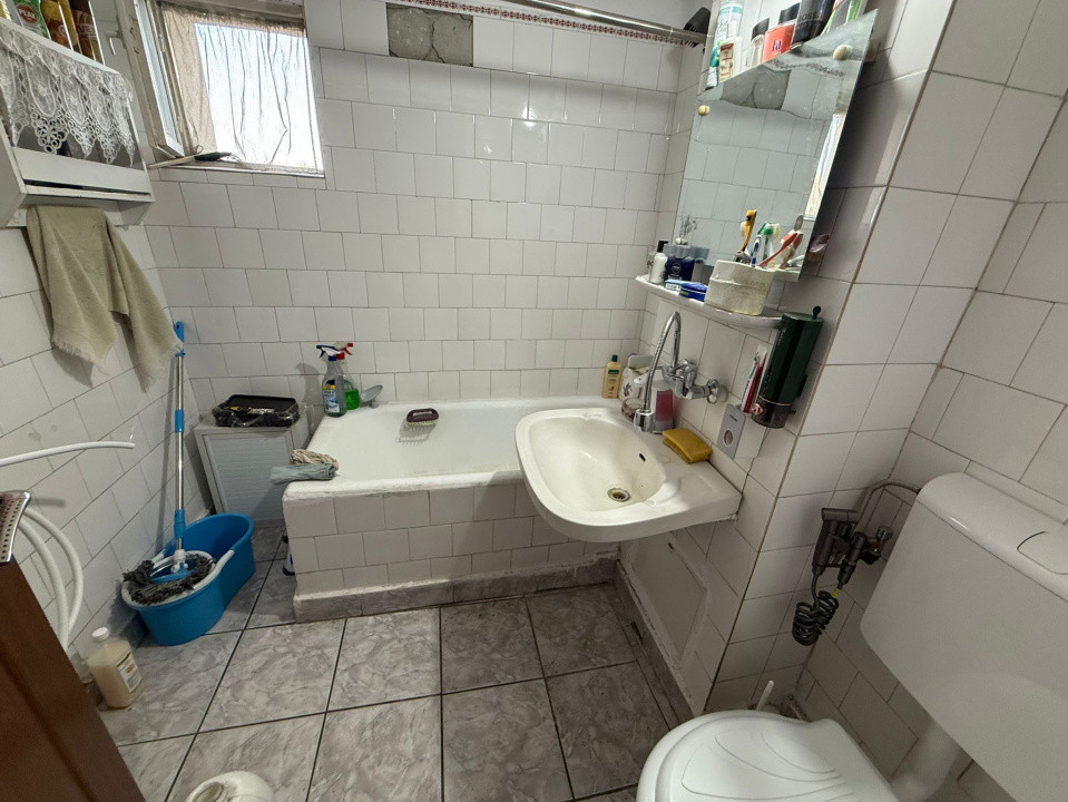 Apartament 3 camere, decomandat, 63mp, Valea Rosie, zona Spitalul Militar.