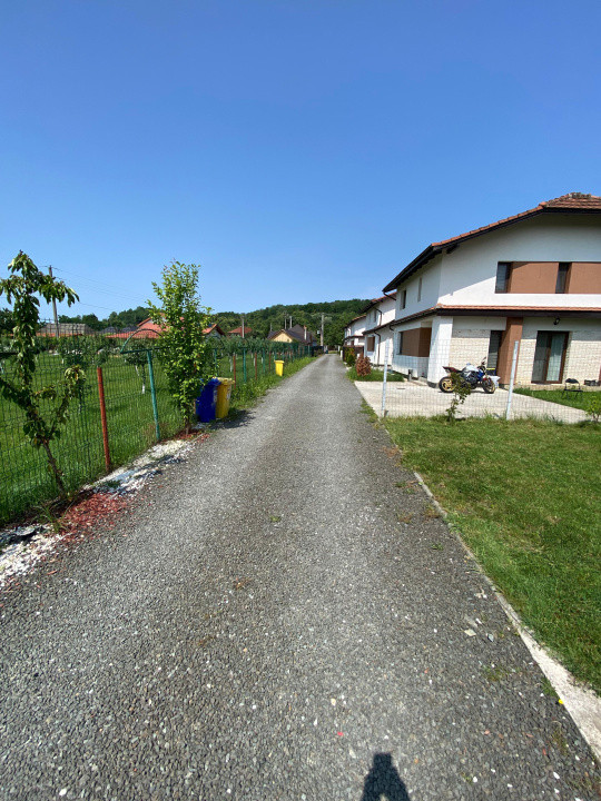 Casa individuala cu garaj 4 camere 