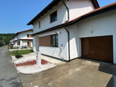 Casa individuala cu garaj 4 camere 
