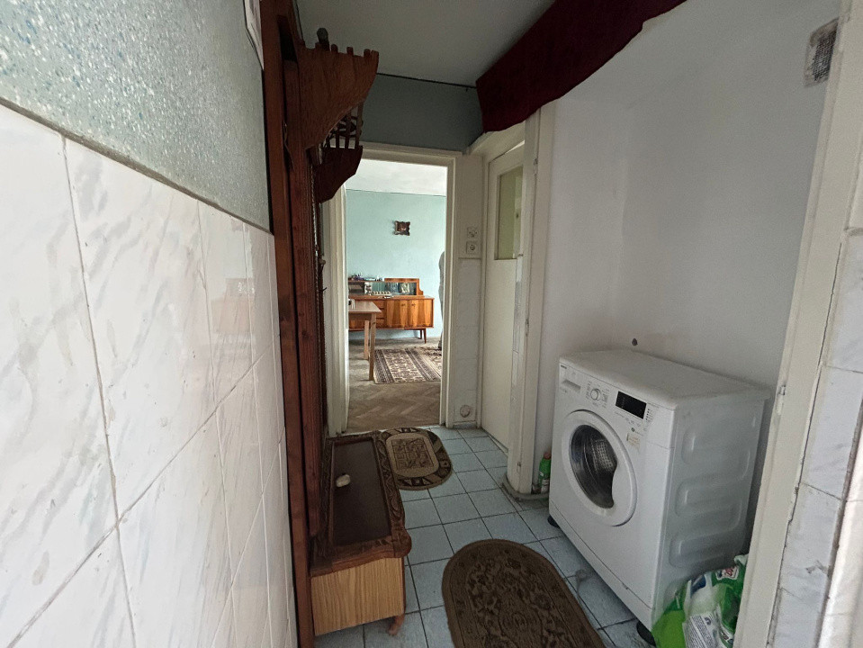 Apartament 2 camere, semidecomandat, 41mp, Craiovita, zona Niela.