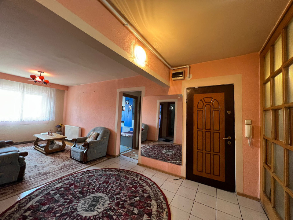 Apartament cu 3 camere zona Marinex