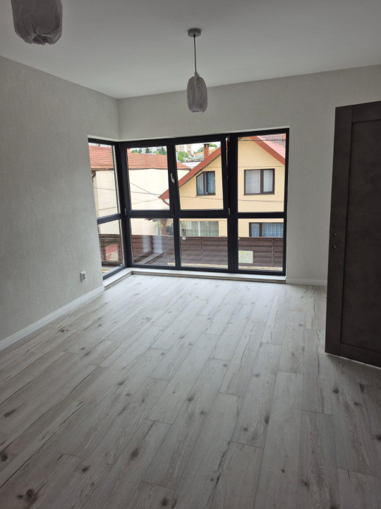 Închiriere casă nouă de tip duplex, Centru, 1600 Eur/lună
