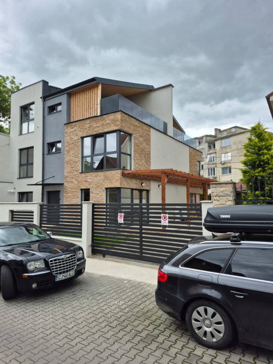 Închiriere casă nouă de tip duplex, Centru, 1600 Eur/lună