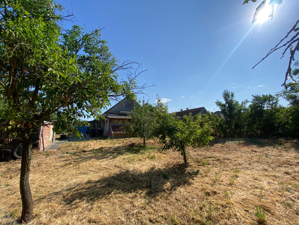 Casă de vacanță în loc. Bojt, Ungaria , 2 cam, teren 3381mp cu pomi fructiferi