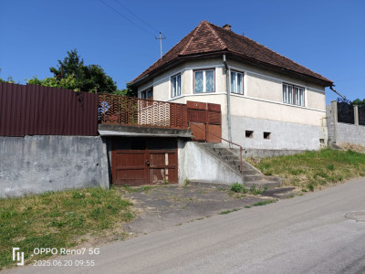 Casă de vânzare 3 camere semicentral