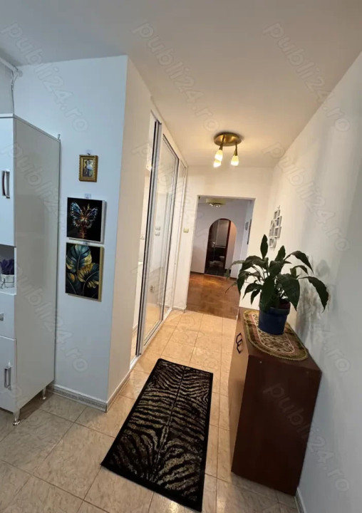 Închiriere apartament spațioa 78 mp de 3 camere, zona Tractorul, Brașov