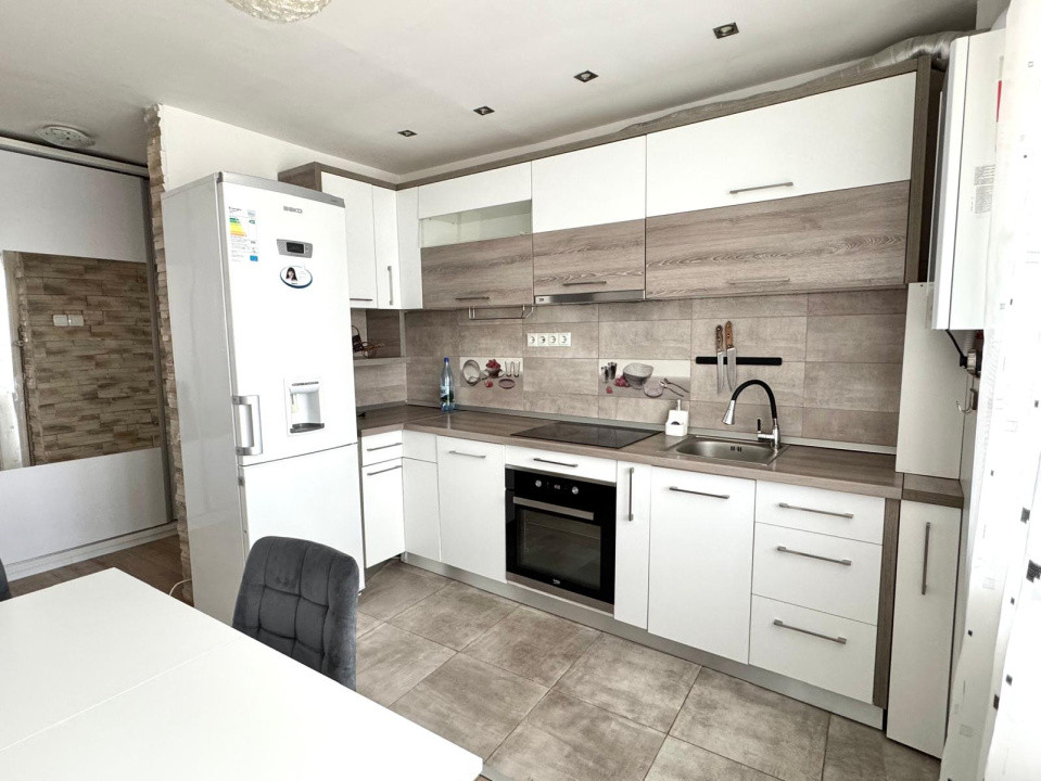 Inchiriere apartament 3 camere - Semiluna - luminos cu priveliste