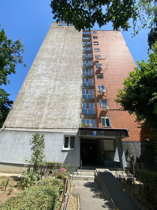 Apartament 2 cam, decomandat, necesită renovare, et 6, bloc cu lift, B-dul Dacia