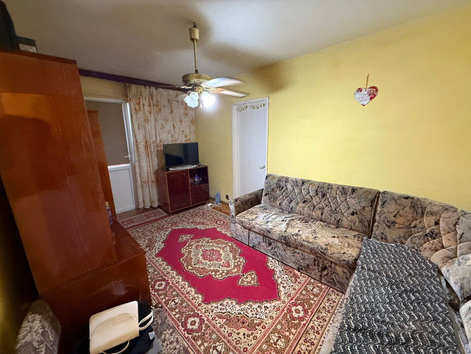 Apartament 3 camere, semidecomandat, 45mp, Craiovita Noua, zona Orizont.
