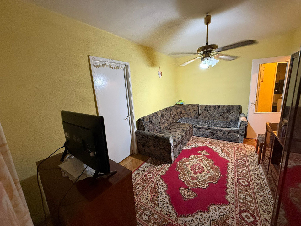 Apartament 3 camere, semidecomandat, 45mp, Craiovita Noua, zona Orizont.