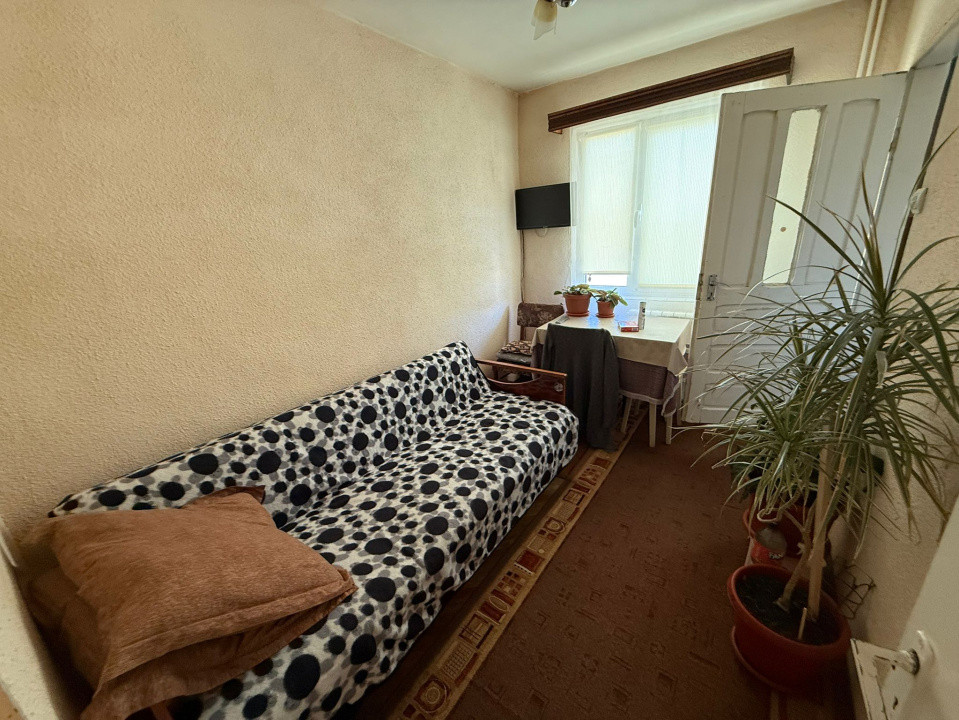 Apartament 3 camere, semidecomandat, 45mp, Craiovita Noua, zona Orizont.