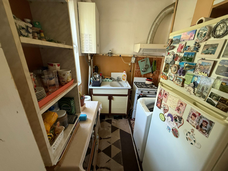 Apartament 3 camere, semidecomandat, 45mp, Craiovita Noua, zona Orizont.