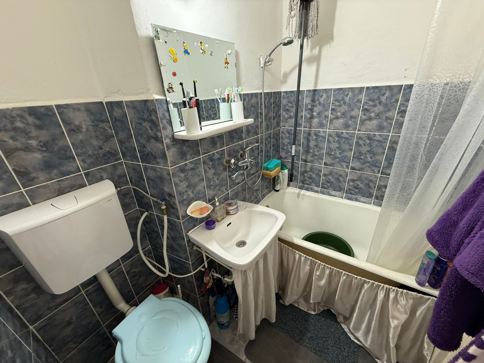 Apartament 3 camere, semidecomandat, 45mp, Craiovita Noua, zona Orizont.