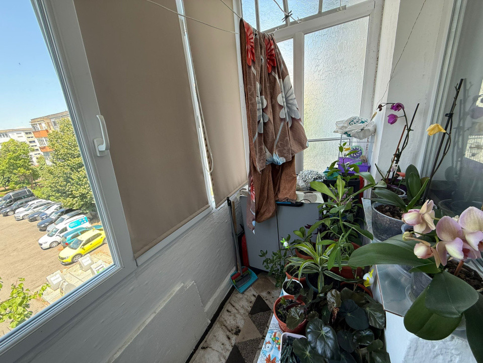 Apartament 3 camere, semidecomandat, 45mp, Craiovita Noua, zona Orizont.