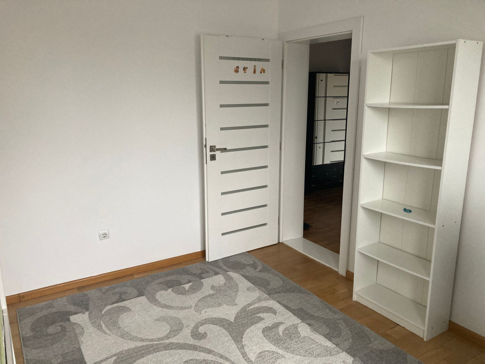 Apartament 3 camere de închiriat | Etaj 1 | Decomandat | Loc de parcare privat