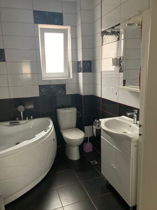 Apartament 3 camere de închiriat | Etaj 1 | Decomandat | Loc de parcare privat