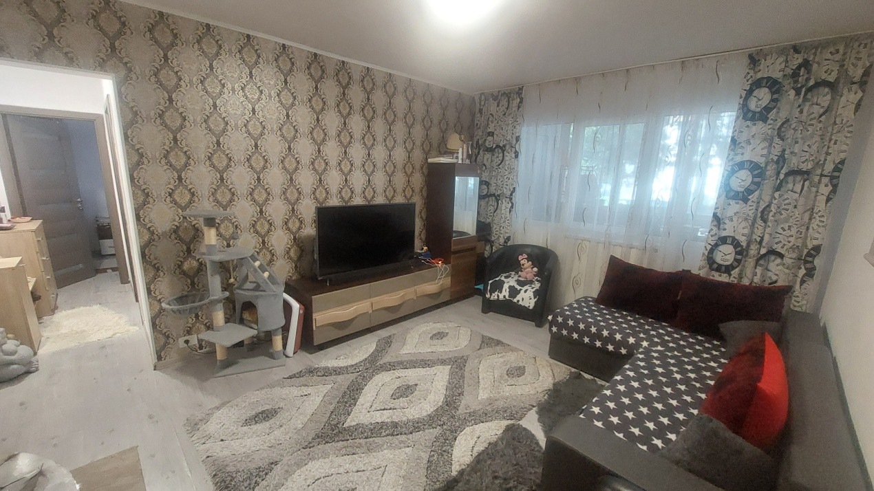 Apartament 3 camere semidecomandat, parter, Craiovita zona Racheta