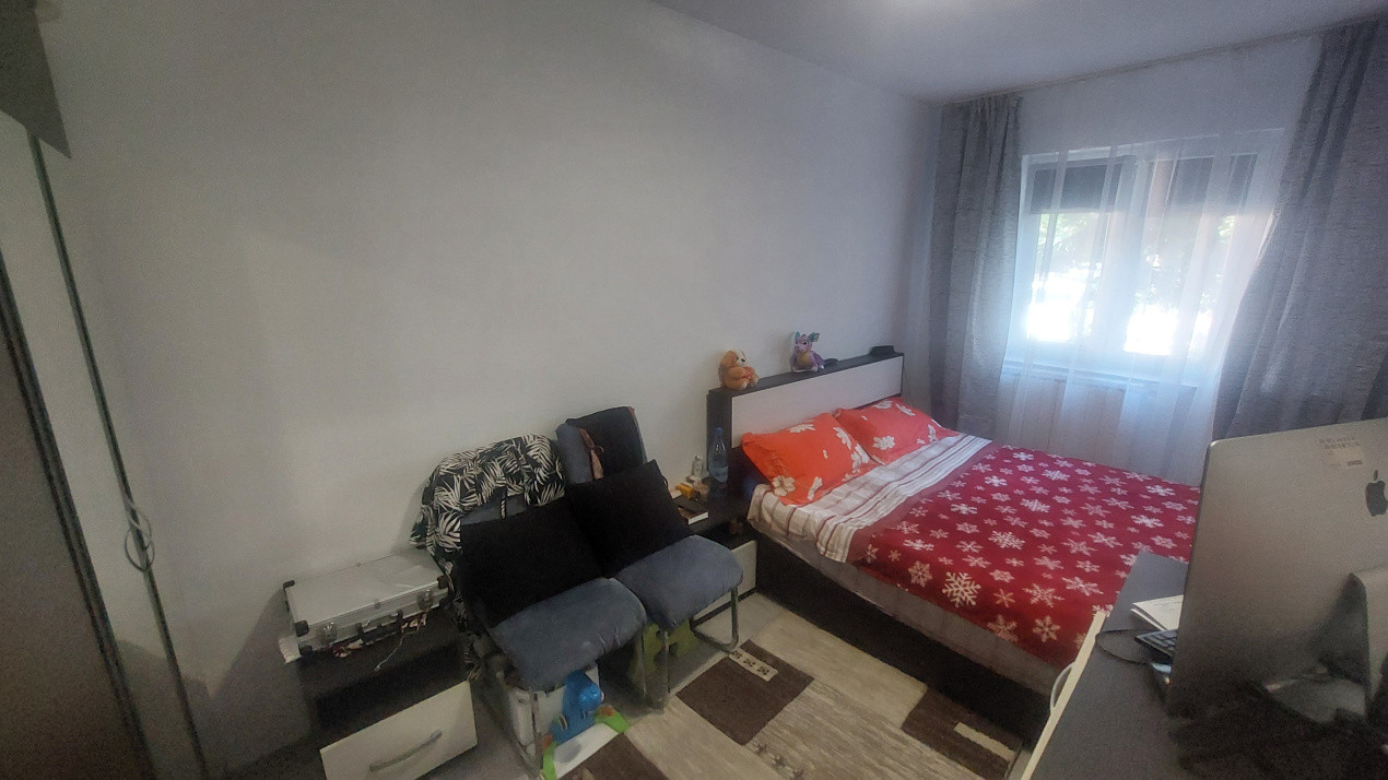 Apartament 3 camere semidecomandat, parter, Craiovita zona Racheta