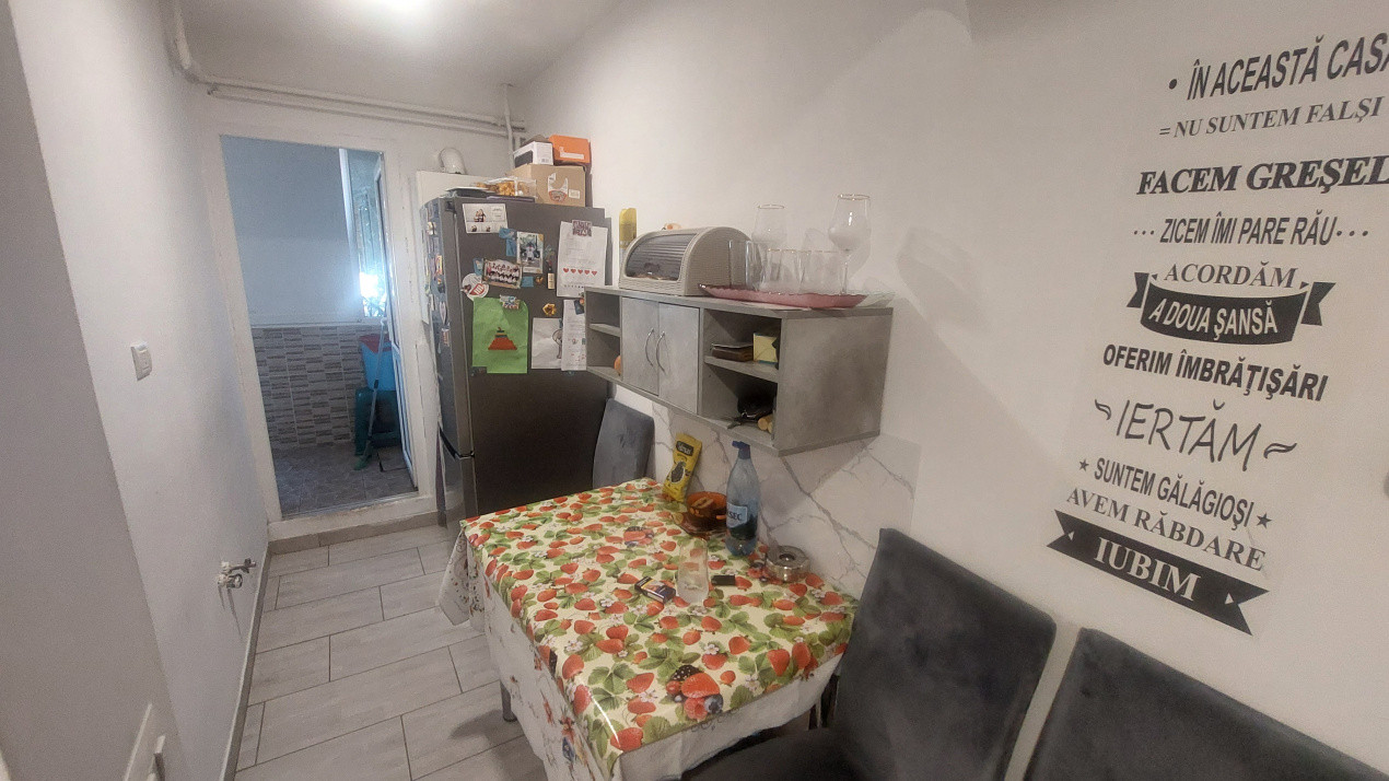 Apartament 3 camere semidecomandat, parter, Craiovita zona Racheta