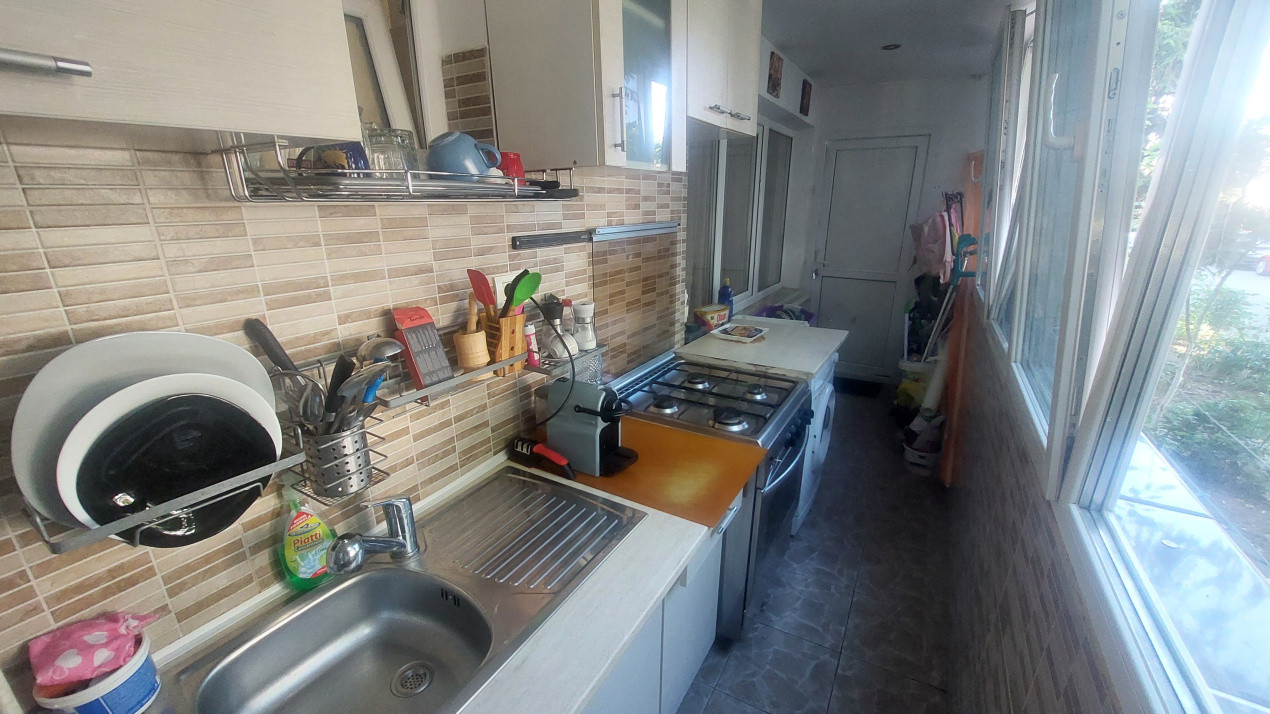 Apartament 3 camere semidecomandat, parter, Craiovita zona Racheta