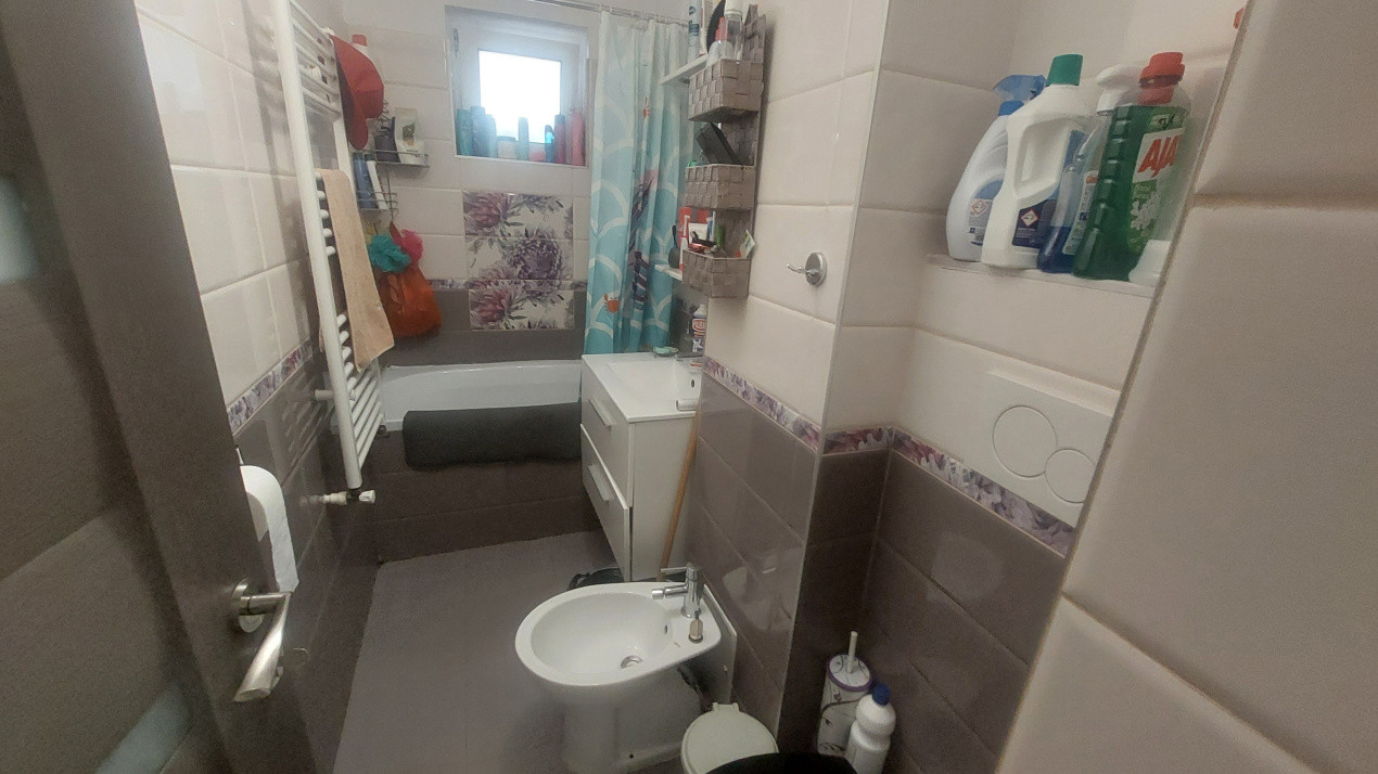 Apartament 3 camere semidecomandat, parter, Craiovita zona Racheta