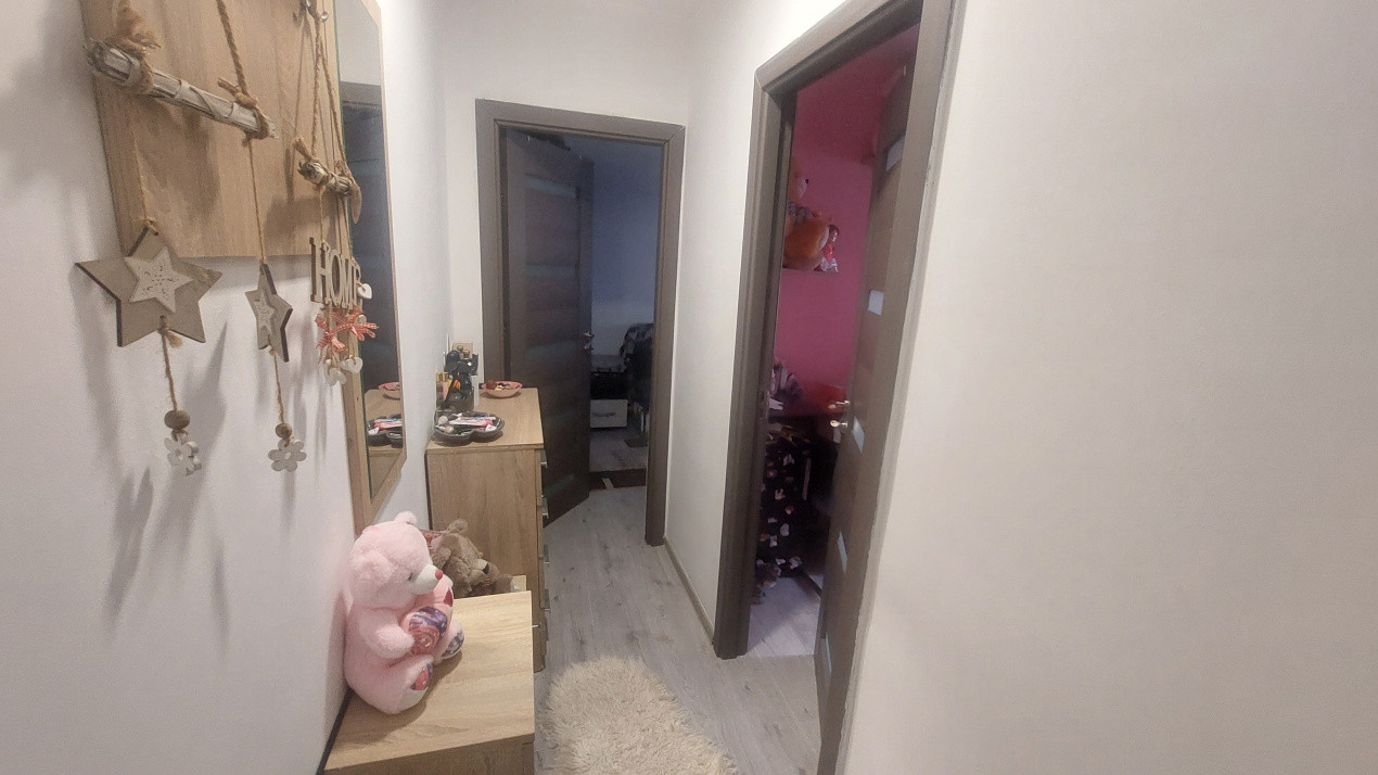 Apartament 3 camere semidecomandat, parter, Craiovita zona Racheta