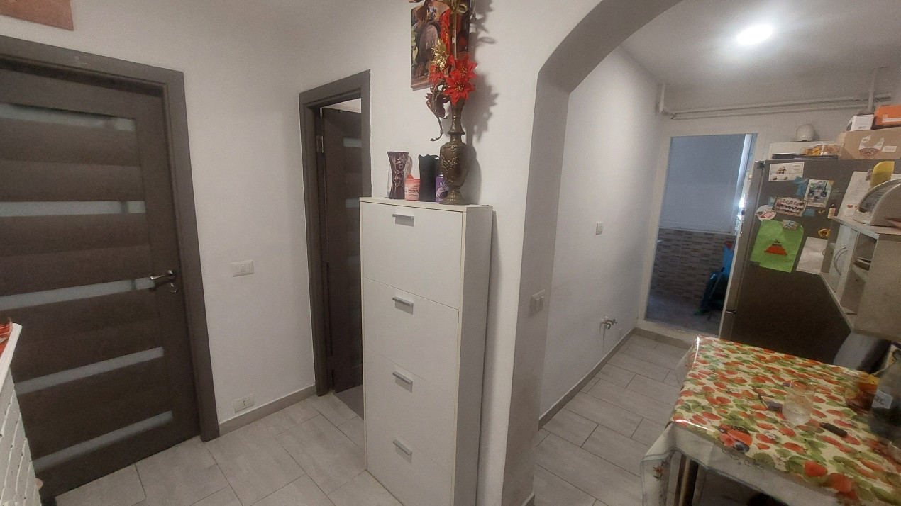 Apartament 3 camere semidecomandat, parter, Craiovita zona Racheta