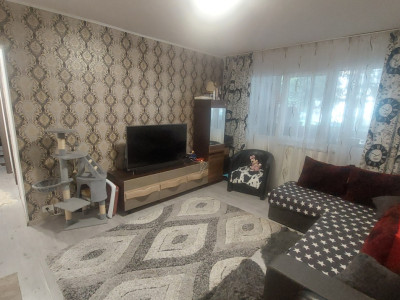 Apartament 3 camere semidecomandat, parter, Craiovita zona Racheta