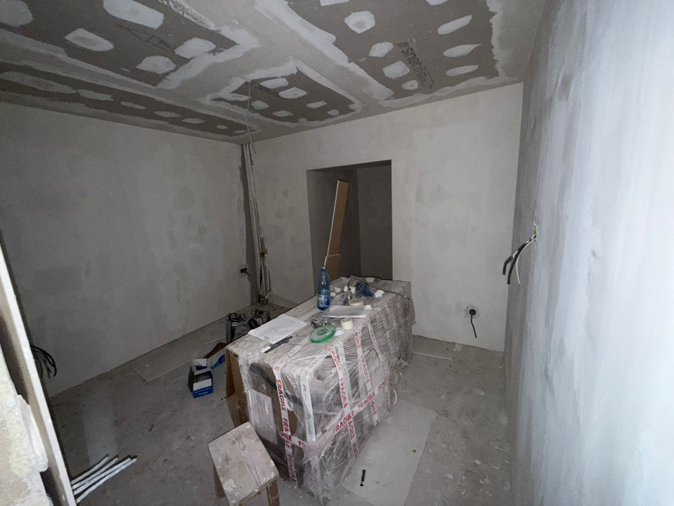 Apartament 2 camere semidecomandat, parter, Craiovita Noua , zona BIG.