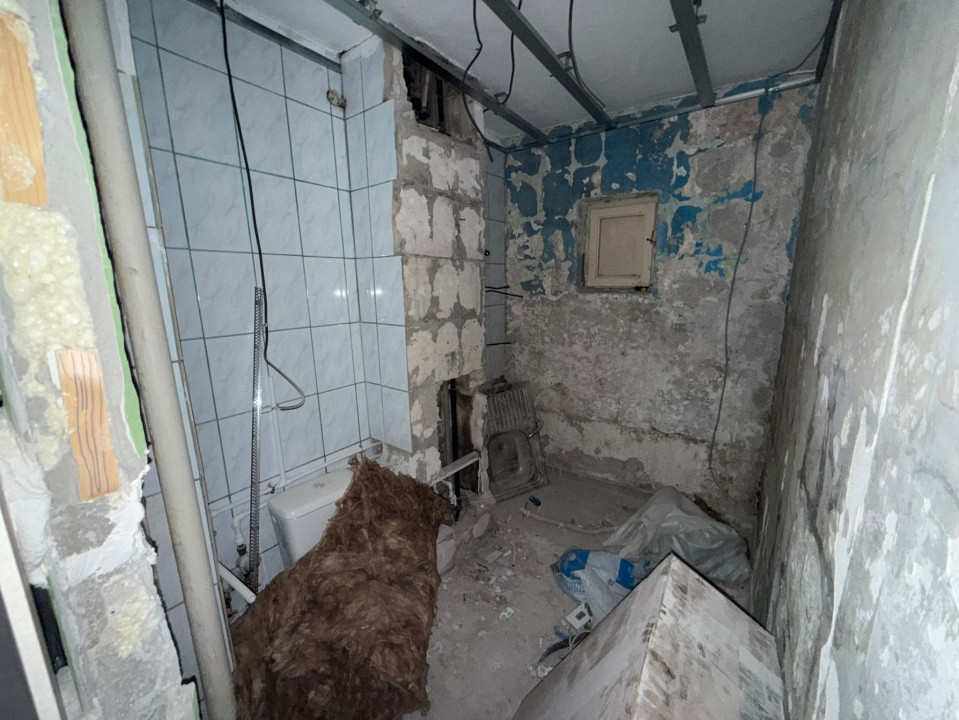 Apartament 2 camere semidecomandat, parter, Craiovita Noua , zona BIG.